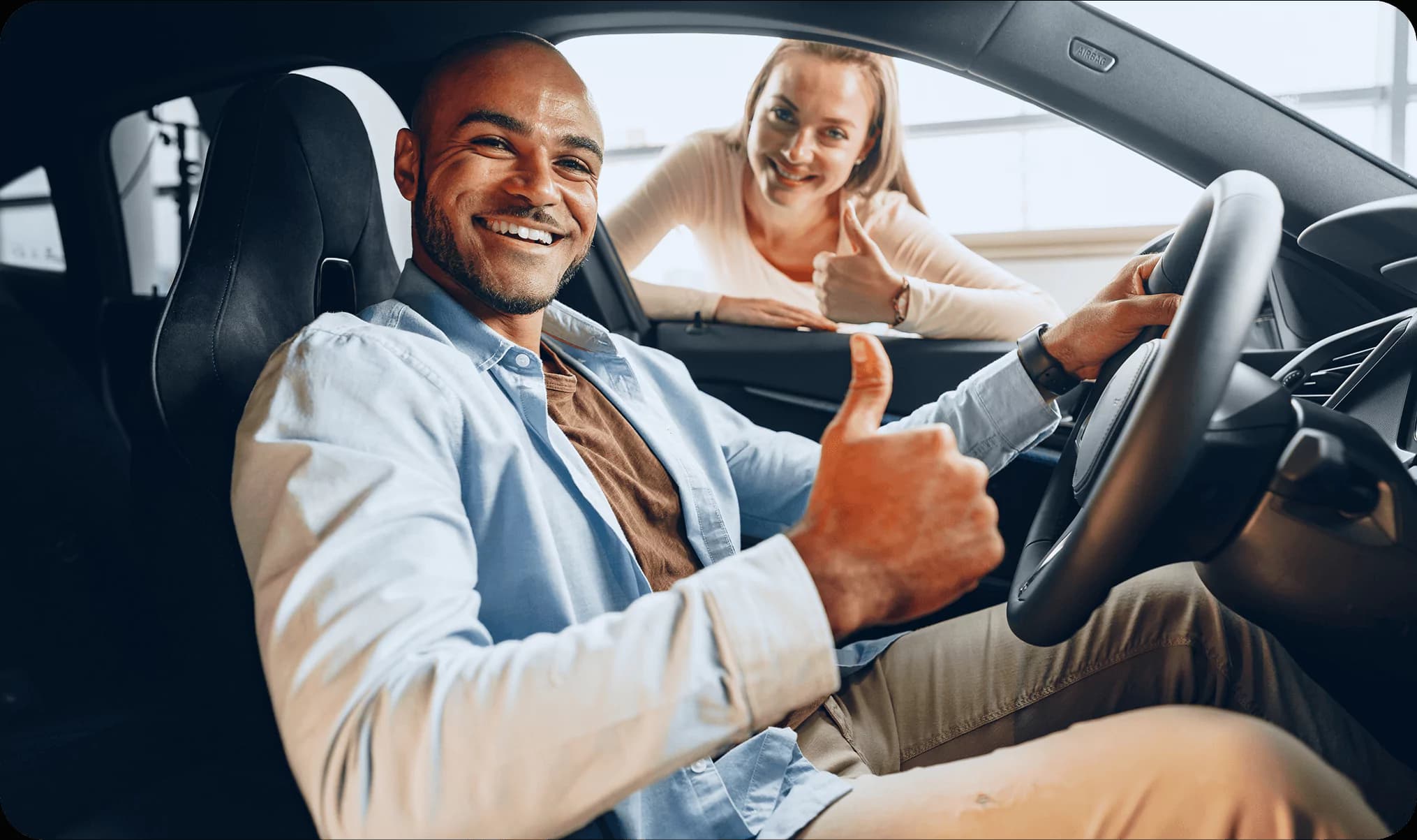 Pessoas felizes no carro - Por que usar a Achecar
