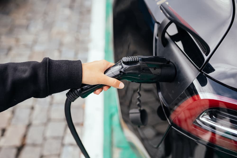 Carros híbridos x elétricos: vantagens, desvantagens e o que considerar antes de comprar