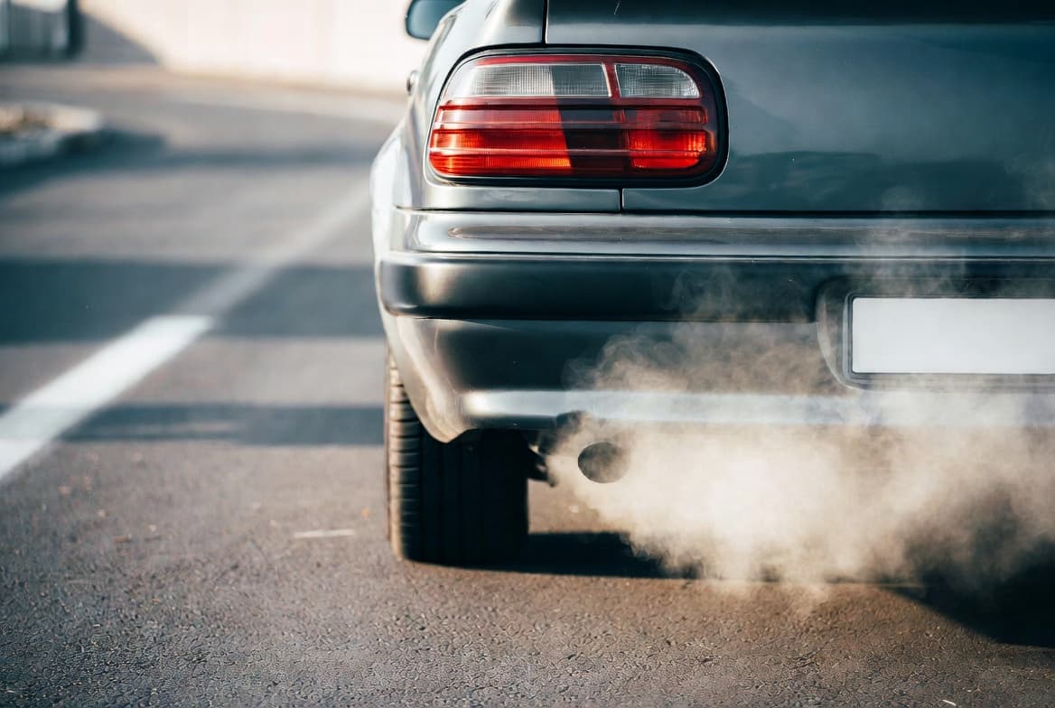 Fumaça branca saindo do escapamento: entenda as causas e os riscos para o motor