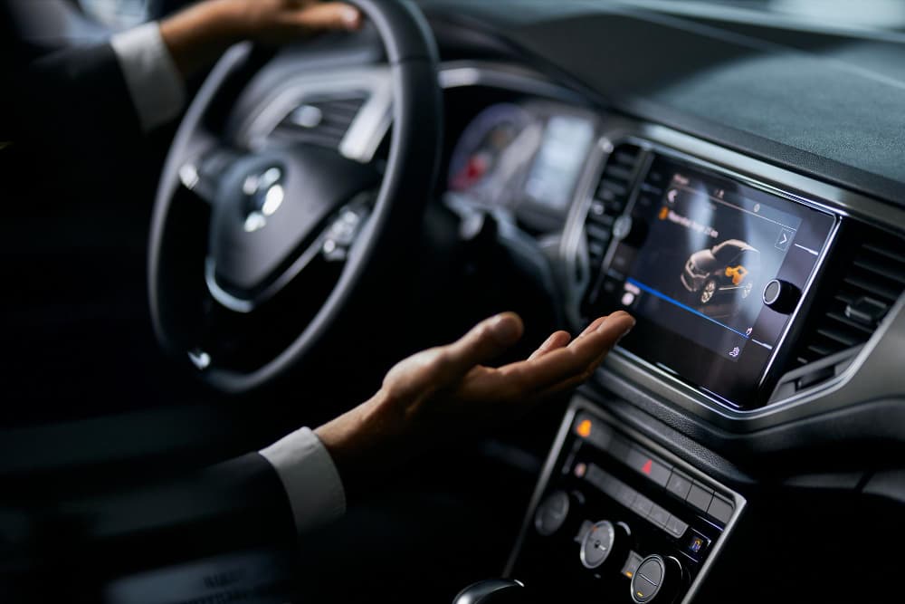 Como as montadoras estão investindo em conectividade automotiva
